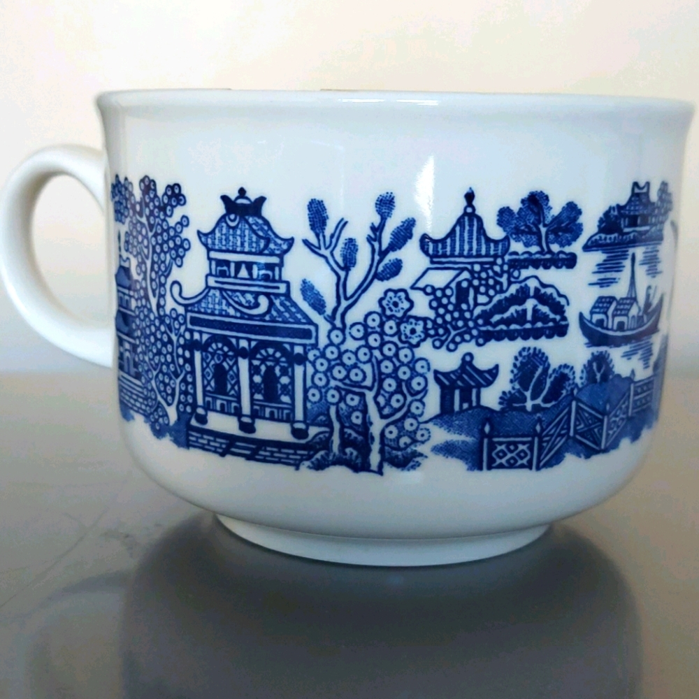 Vintage Blue Willow Churchill England Soup Bowl